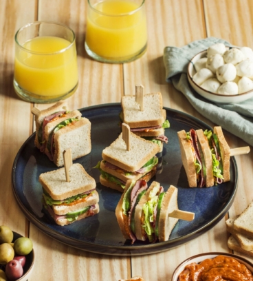 Mini club sandwichs au pastrami et pesto rosso