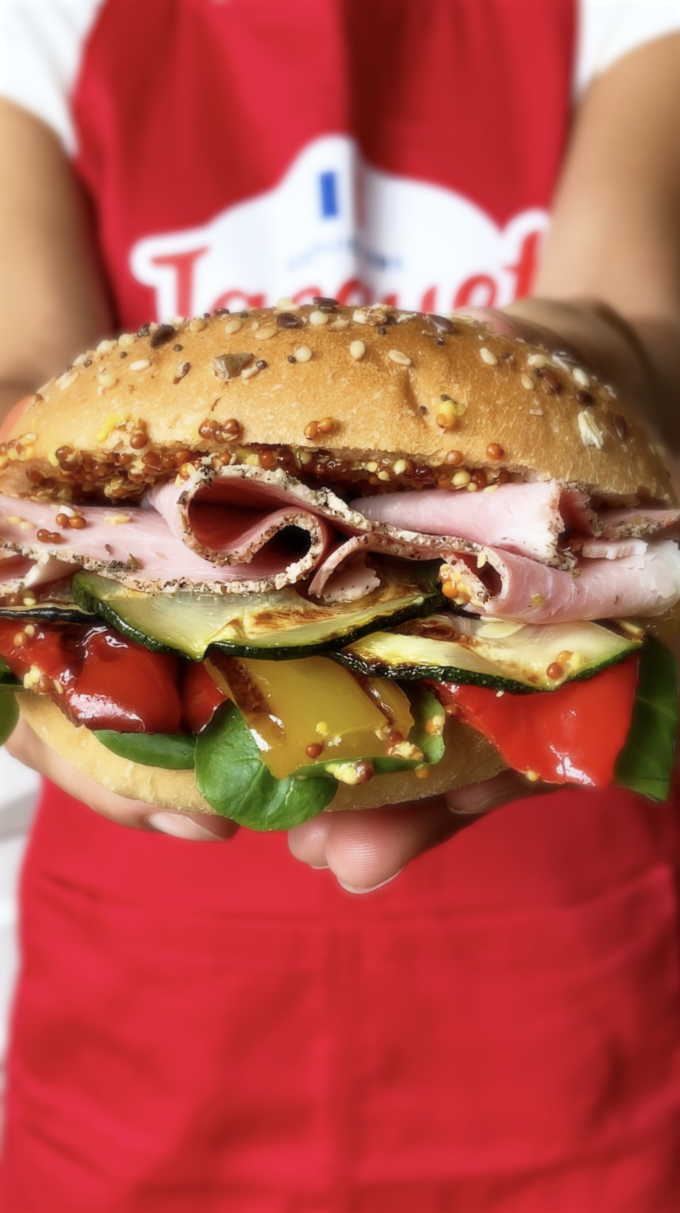 Burger au jambon blanc et légumes grillés