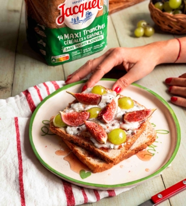 Tartines au gorgonzola, figues et raisins