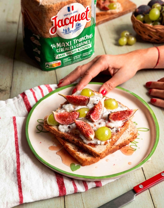 Tartines au gorgonzola, figues et raisins