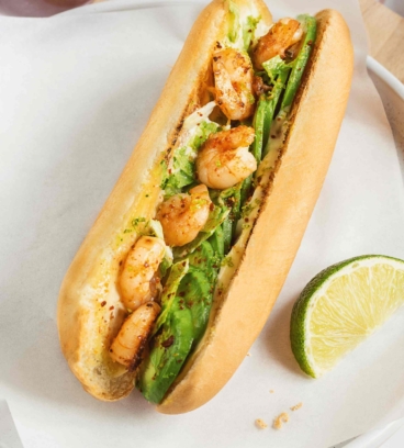 Sandwich hot dog crevette avocat