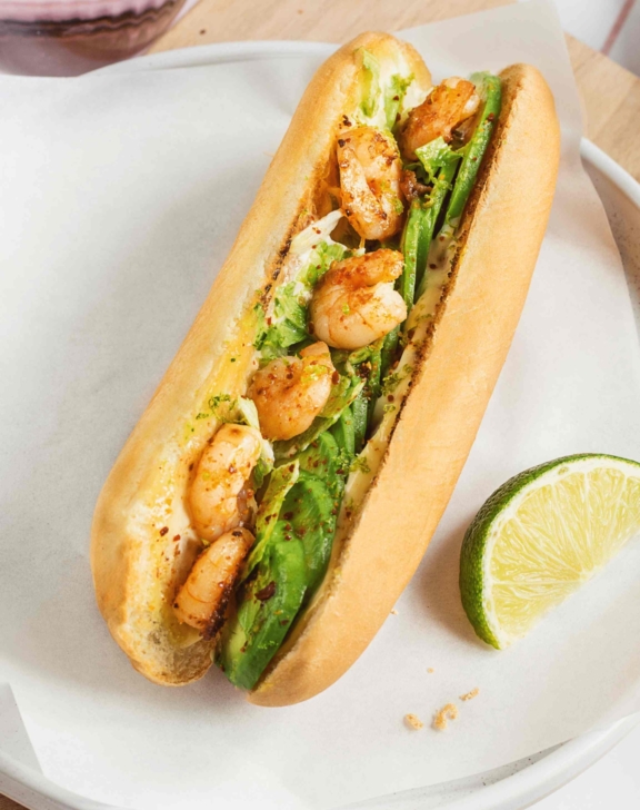 Sandwich hot dog crevette avocat