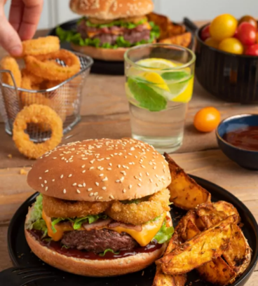 Burger au barbecue et « onion rings »