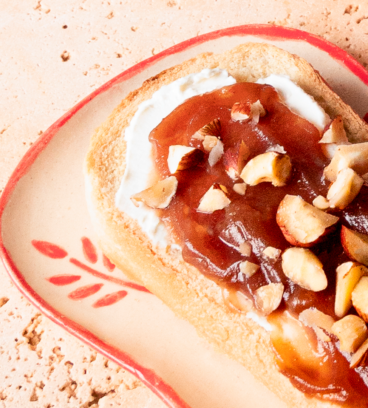 Tartine petit-déjeuner mascarpone, crème de marron et noisettes