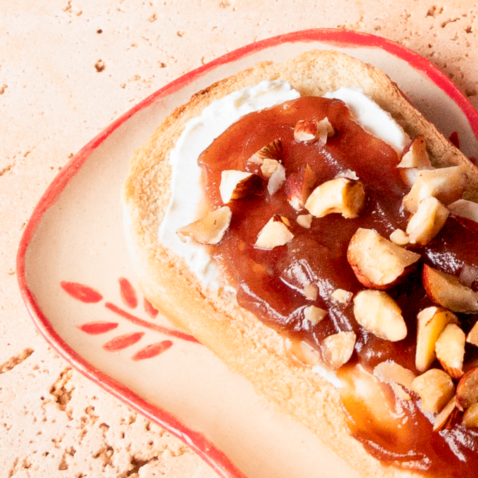 Tartine petit-déjeuner mascarpone, crème de marron et noisettes